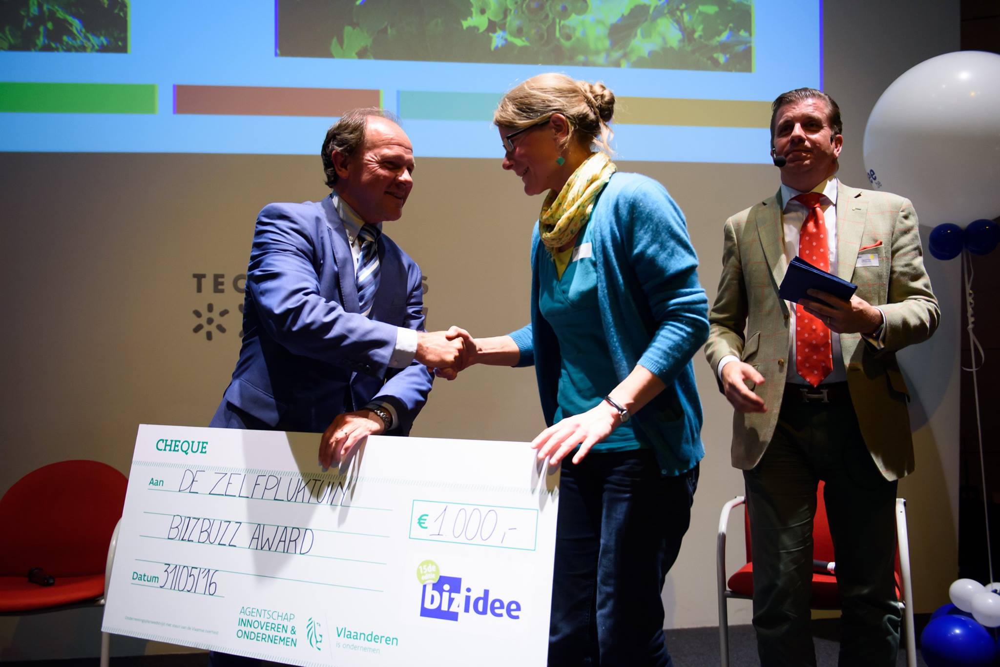 Dorothea recoit le BizzBuzz Award des mains du ministre flamand Philippe Muyters.